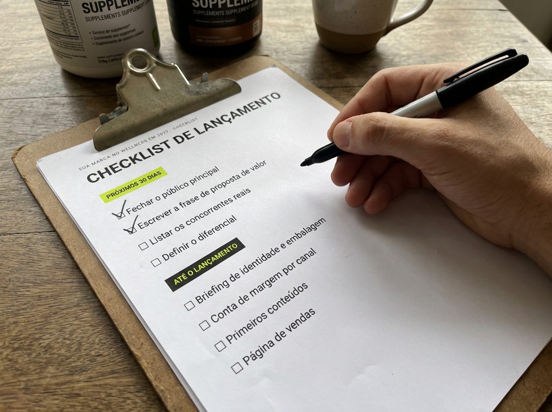 Mão marcando o Checklist de Lançamento numa prancheta